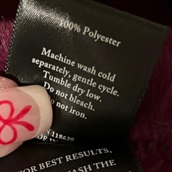 FAUX FUR HOUSE WRAP Patricia Altschul
Luxe Faux Fur Wrap Burgundy Wine Purple - Picture 4 of 4